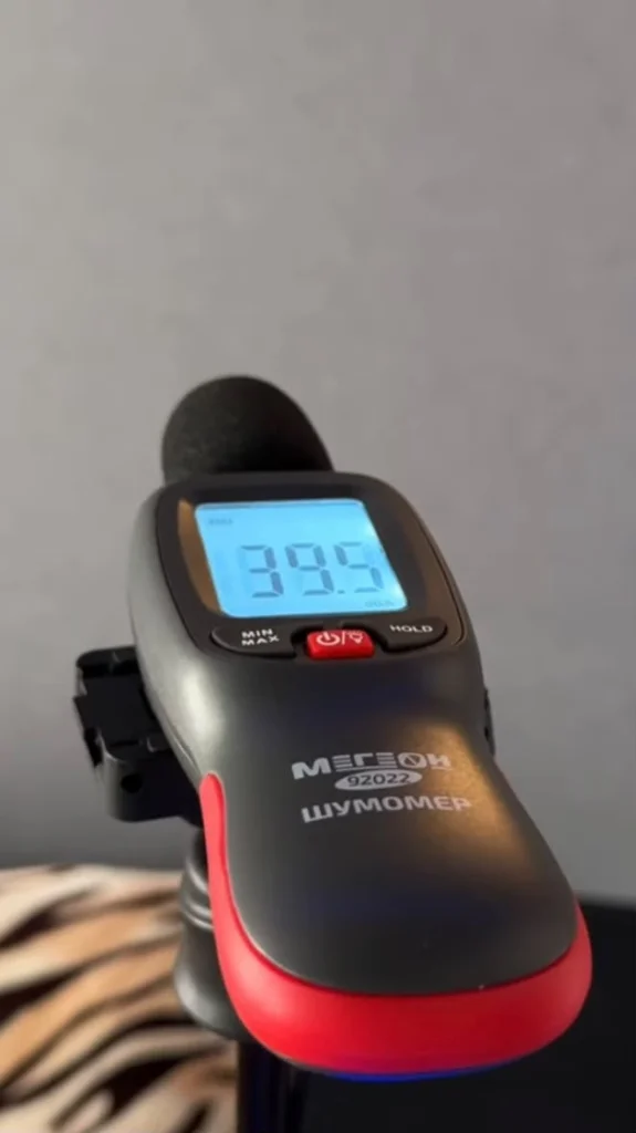 เครื่องวัดเสียง МЕГЕОН 92022 แสดงค่า 39.5 dB หลังติดตั้งผนังยืดกันเสียง