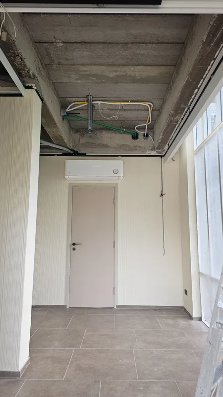 Бетонный потолок с открытыми коммуникациями — до монтажа