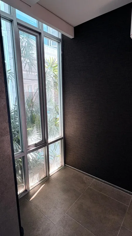 Stretch wall with dark texture finish