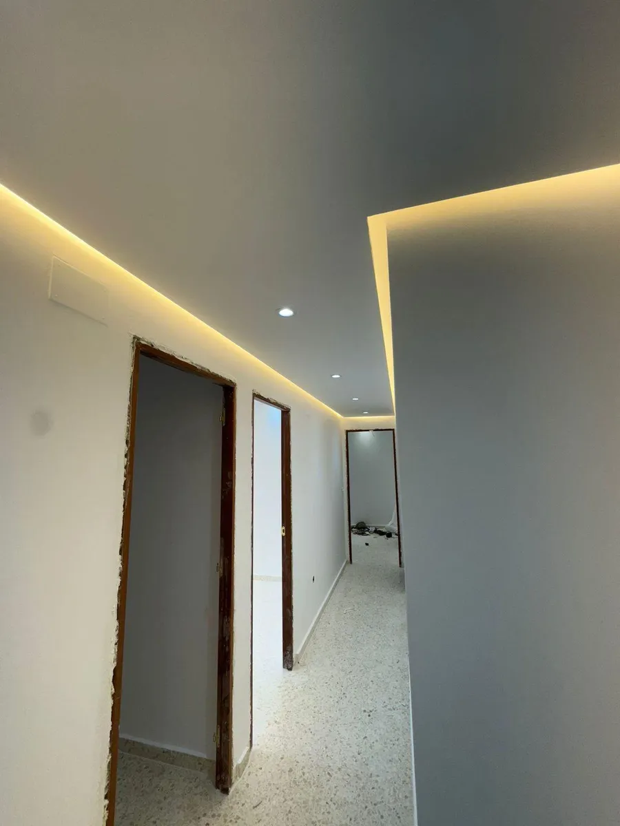 Парящий натяжной потолок LuxeSpan — LED-подсветка по периметру