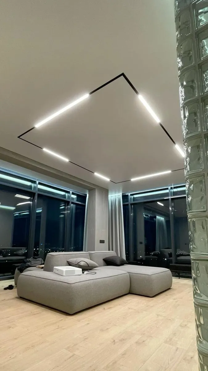 Световые линии в натяжном потолке LuxeSpan — геометрические LED-профили