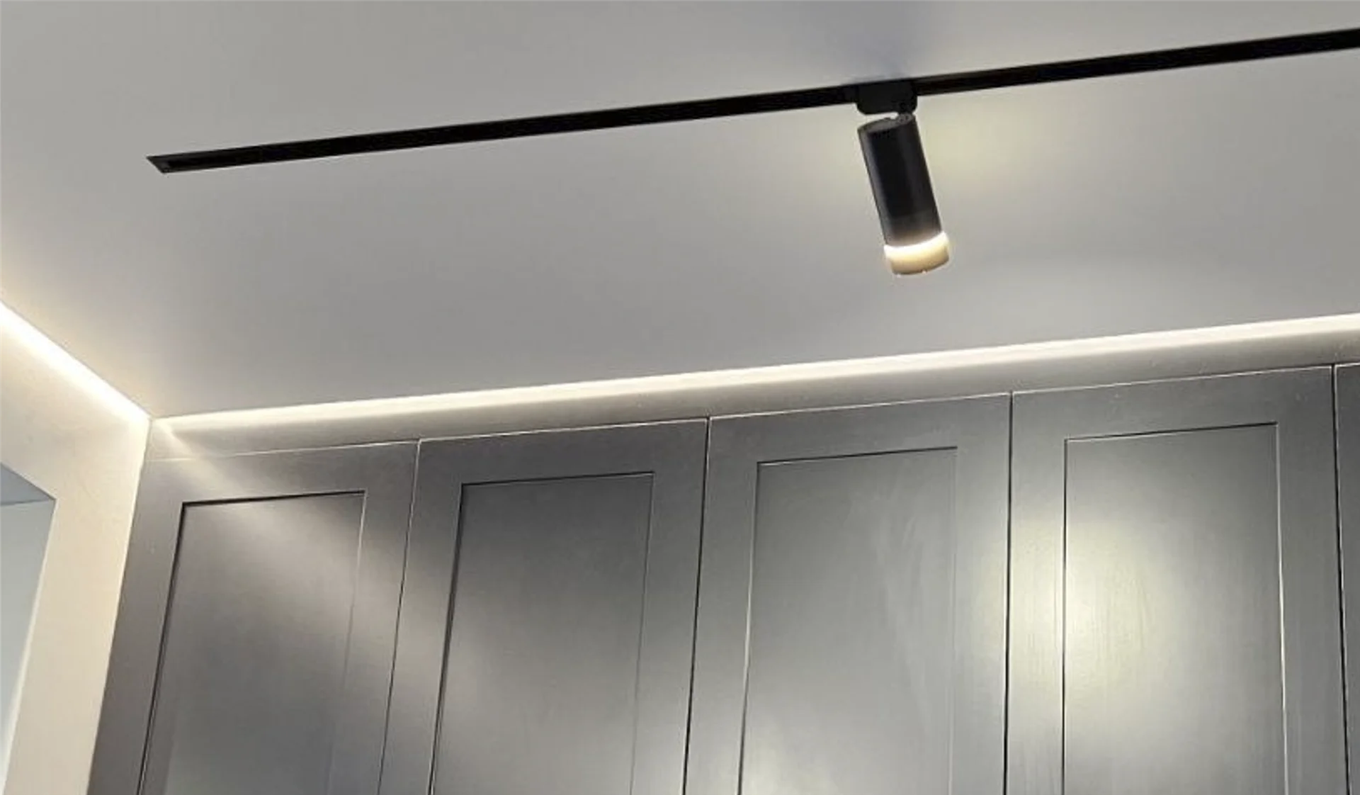 Stretch ceiling flush-mounted to a wardrobe with no gap